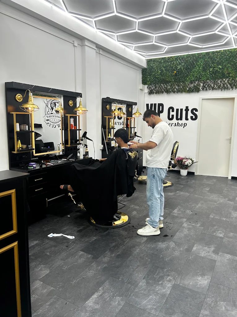 Een barber aan het werk in VIP Cuts Barbershop