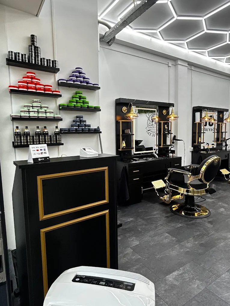 De productenwand van VIP Cuts Barbershop